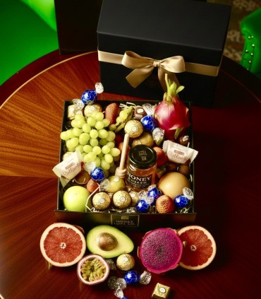 Golden Harvest Elegance Hamper | Fruit, Honey, Chocolates & Gourmet Popcorn | Honey Luxe Co.